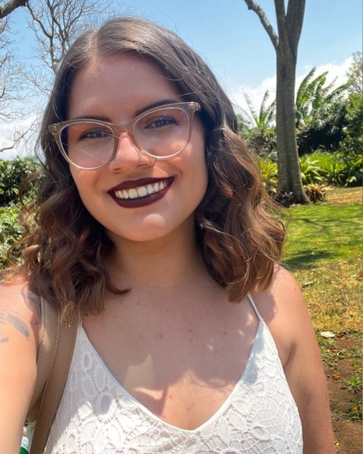 Laura Cajiao fundadora de Cajipets en su taller de queques pet friendly en San José Costa Rica, creando pasteles seguros para mascotas con ingredientes de grado humano